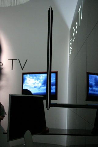 Illustration for article titled Hitachi New Style TV Is Only 0.75-inches Thin, Looks Retro-Amazing